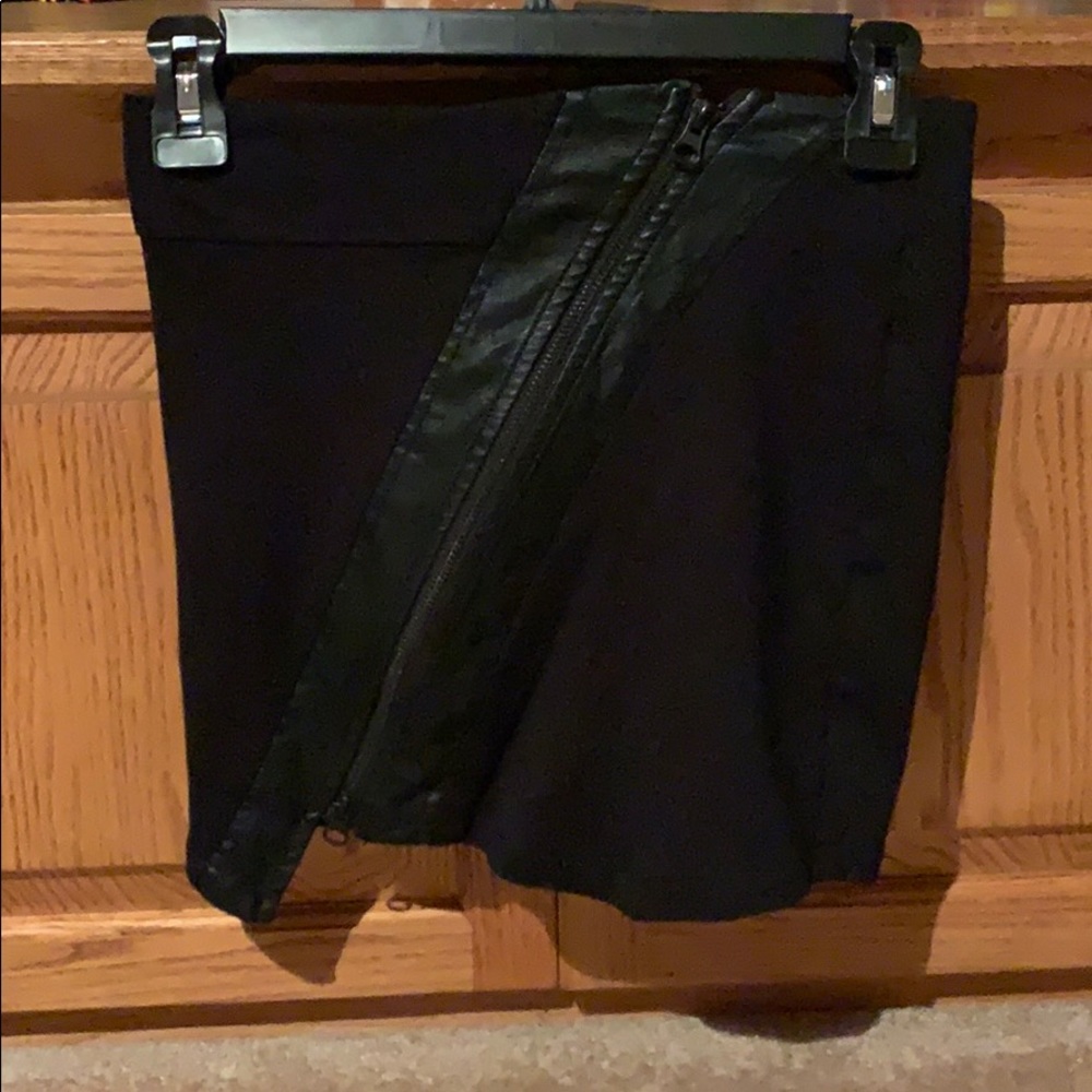 Guess Black Mini Skirt with Zipper in the Front